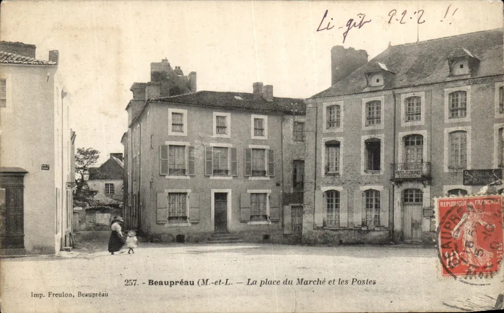 Beaupréau (M.-et-L.) — La place du Marché et les Postes — Imp. Freulon, Beaupréau - Frente