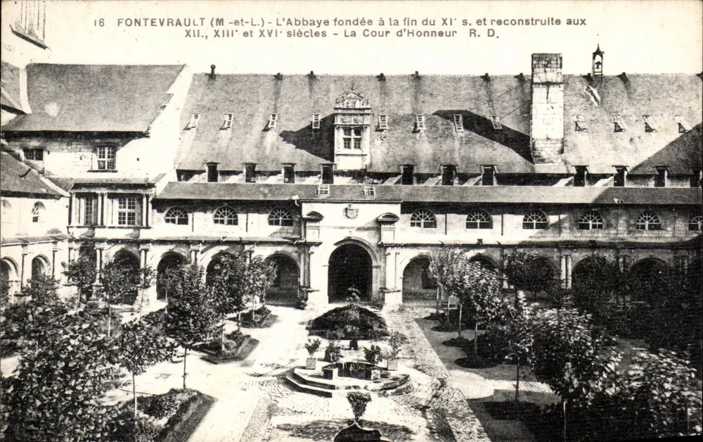 Fontevrault (M-et-L) — A Abadia fundada no final do século XI e reconstruída nos séculos XII, XIII e XVI — A Cour d'Honneur. R.D. - Frente