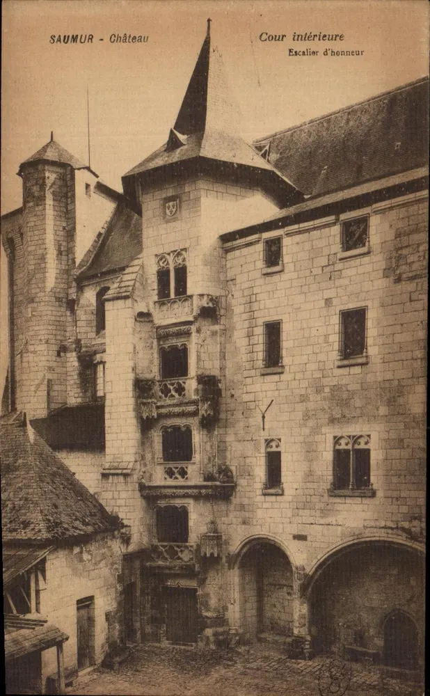 Saumur — Zamek — Wewnętrzna dziedzina, Schody honorowe - Awers