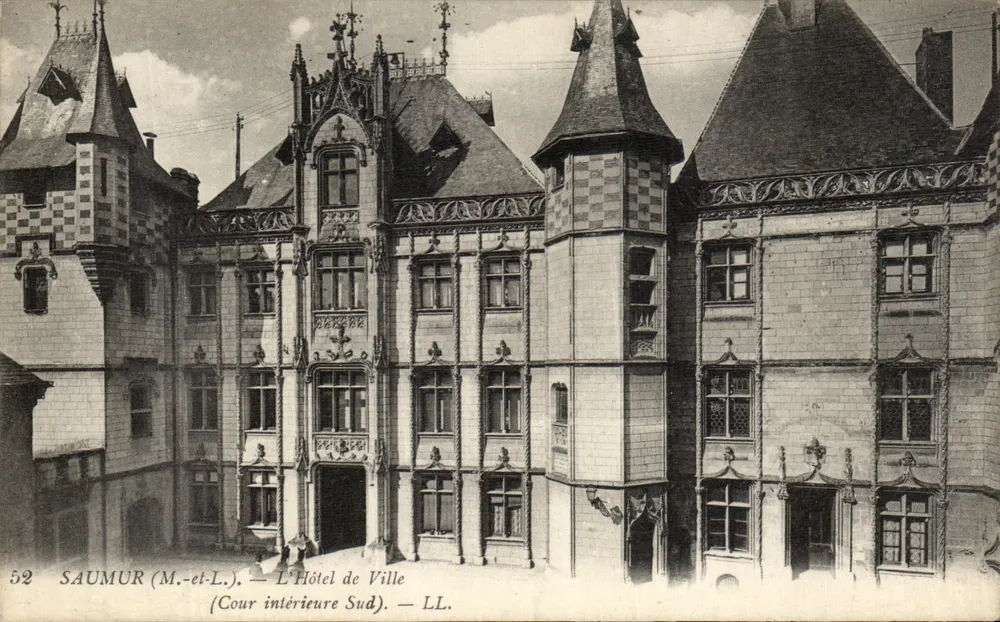 Saumur (M.-et-L.) — O Hotel de Ville (Cour intérieure Sud) — LL. — n° 52 - Frente