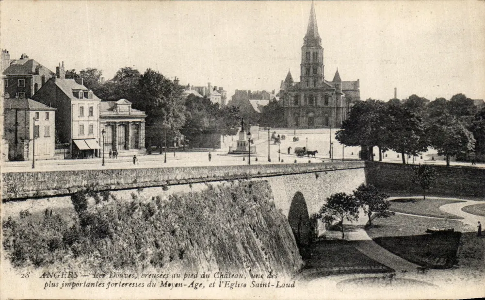 Angers — Die Gräben, angelegt am Fuße des Schlosses, eine der wichtigsten Burgen des Mittelalters, und die Kirche Saint-Laud - Vorderseite