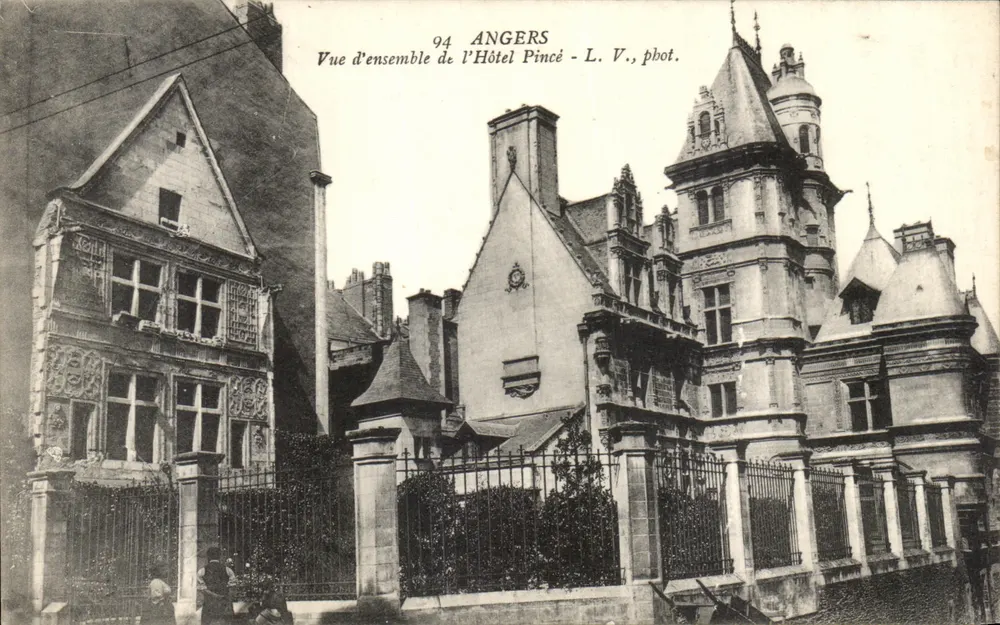 Angers — Visão geral do Hotel Pincé — L. V., fot. - Frente