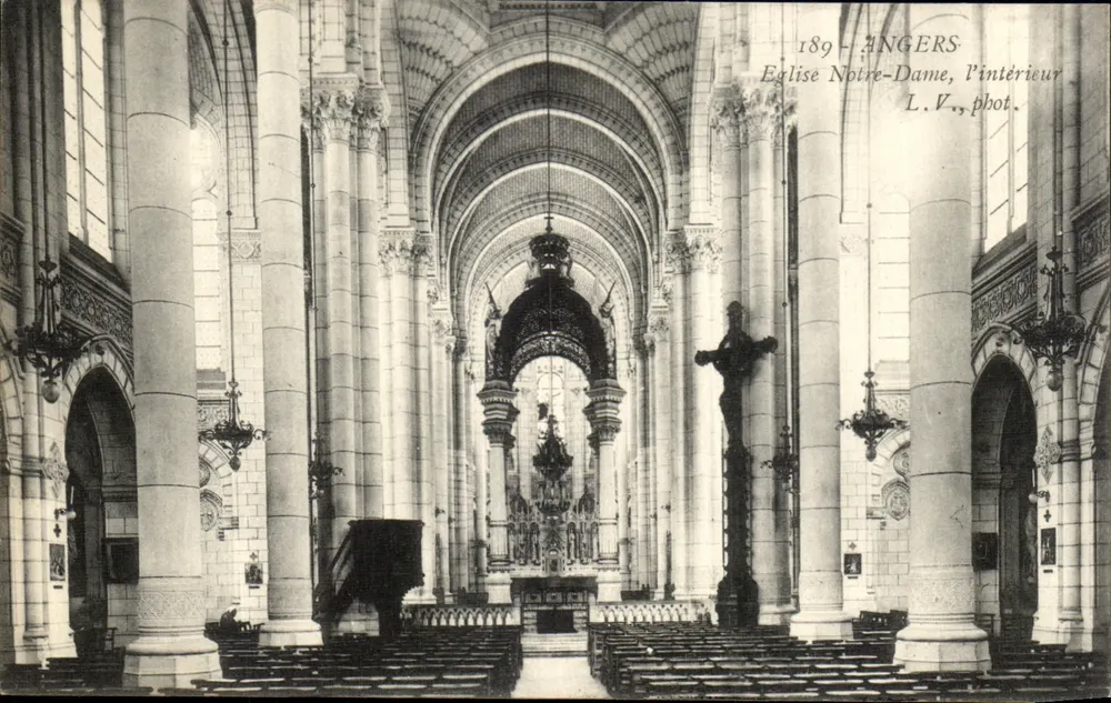 Angers — Interior de la iglesia de Notre-Dame — L.V., fot. - Anverso