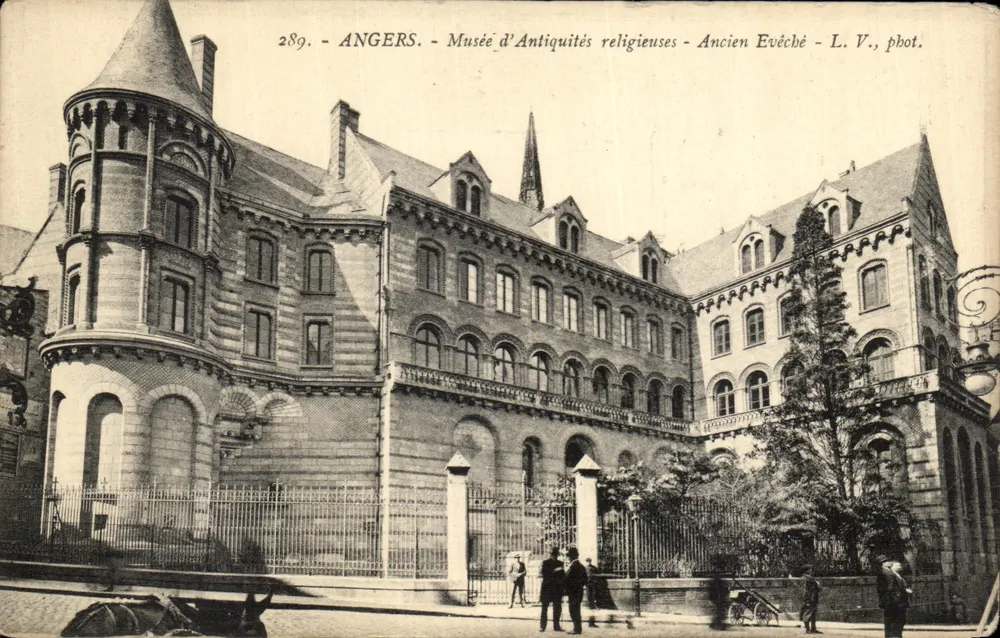 Angers - Museum für religiöse Antiquitäten - Ehemaliges Bischofsschloss - L. V., phot. - Vorderseite