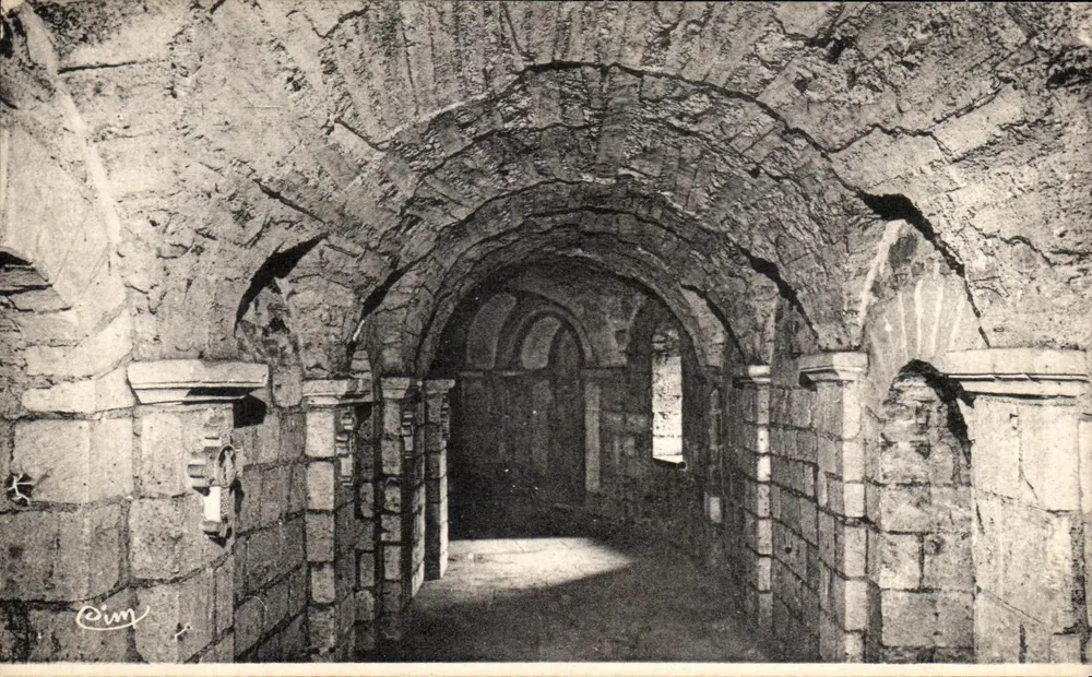Tournus - Ambulatorium der Krypta — Abtei Saint-Philibert - Vorderseite