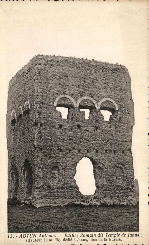 Autun Antigo — Edifício Romano chamado Templo de Jâno — Altura 23 m. 75, dedicado a Jâno, deus da Guerra - Frente