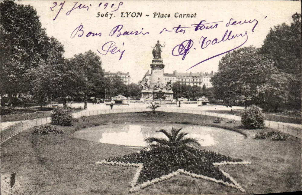 LYON - Place Carnot — Monument central com bassin e estrela florida — FARGUES, n° 5067 - Frente