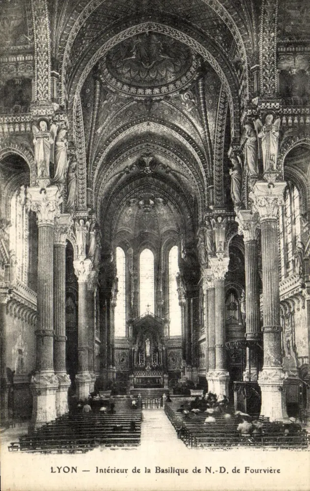 LYON — Interior da Basílica de Nossa Senhora de Fourvière - Frente