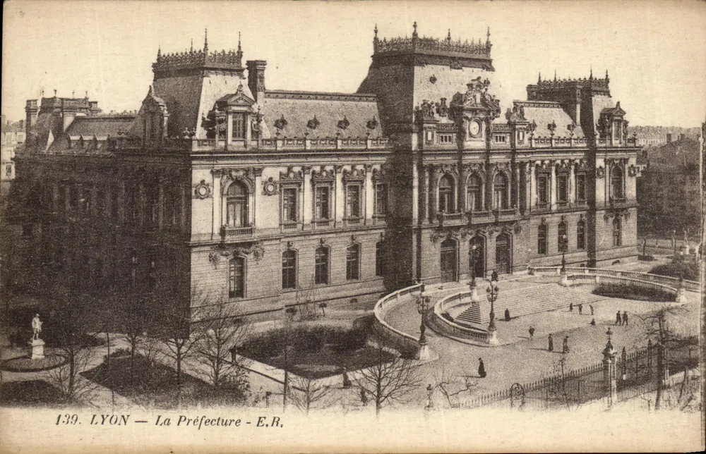 LYON — A Prefeitura — E.R. - Frente