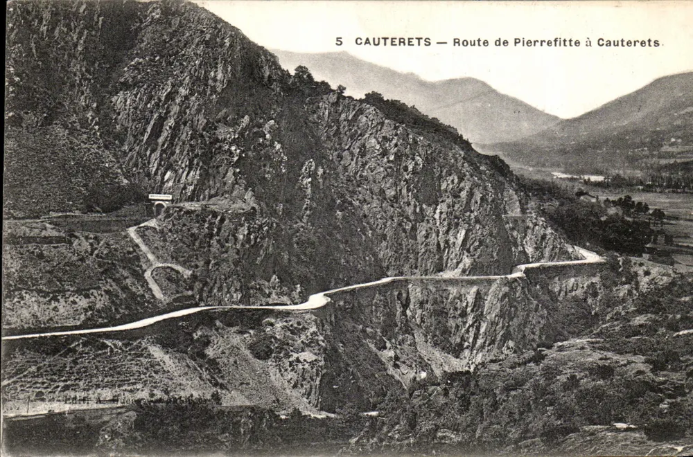 Cauterets — Rua de Pierrefitte a Cauterets — editor não identificado, número de série 5 - Frente