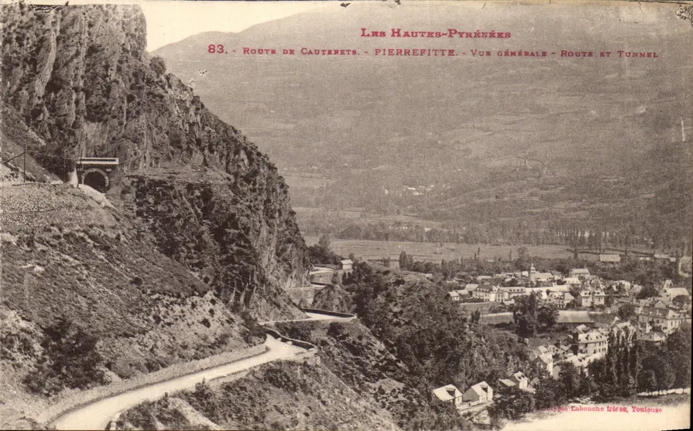 Pierrefitte - Vista geral - Estrada e túnel — Hautes-Pyrénées, editor Labouche Irénes, Toulouse, n° 83 - Frente