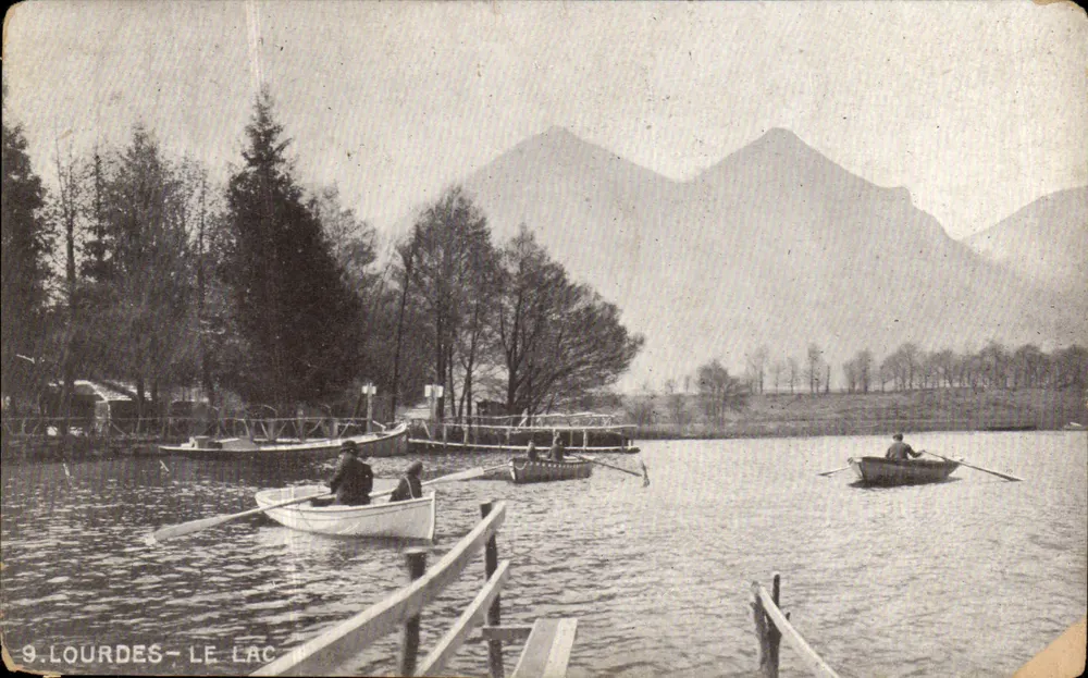 Lourdes - Le Lac — vue du lac avec des embarcations et des montagnes en arrière-plan — éditeur imprimeur non identifié, n° 9 - Frente