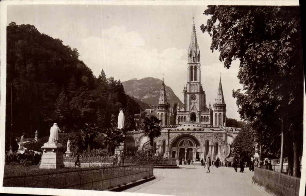 Lourdes — A Basílica e a Virgem — 65 - Frente