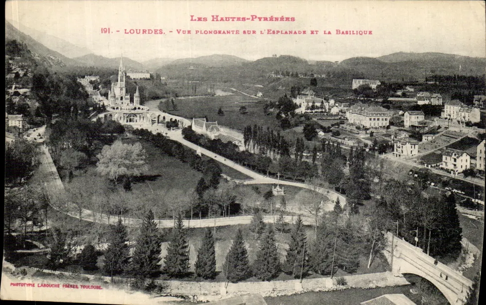 Lourdes — Vogelperspektive auf die Esplanade und die Basilika — Phototype L'Abouche Frères, Toulouse - Vorderseite