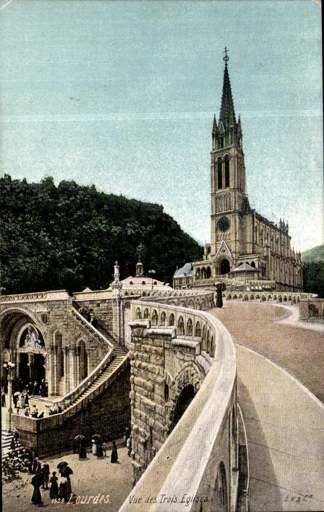 Lourdes — Vista das Três Igrejas — Lusce - Frente