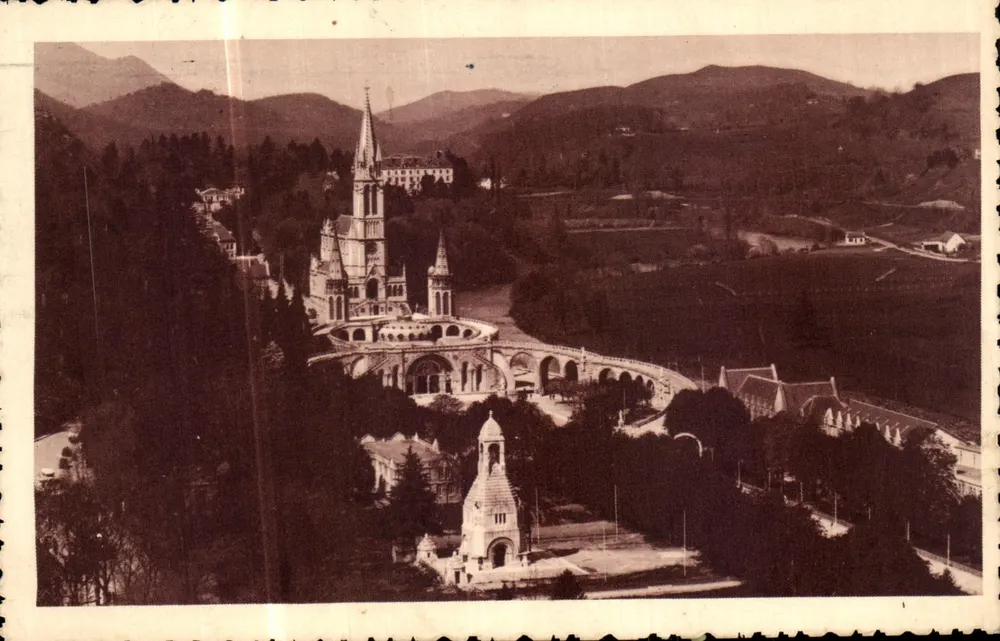 Lourdes — Die Basilika und das Interalliierte Denkmal vom Schloss aus — Ausgabe P. Doucet - Vorderseite
