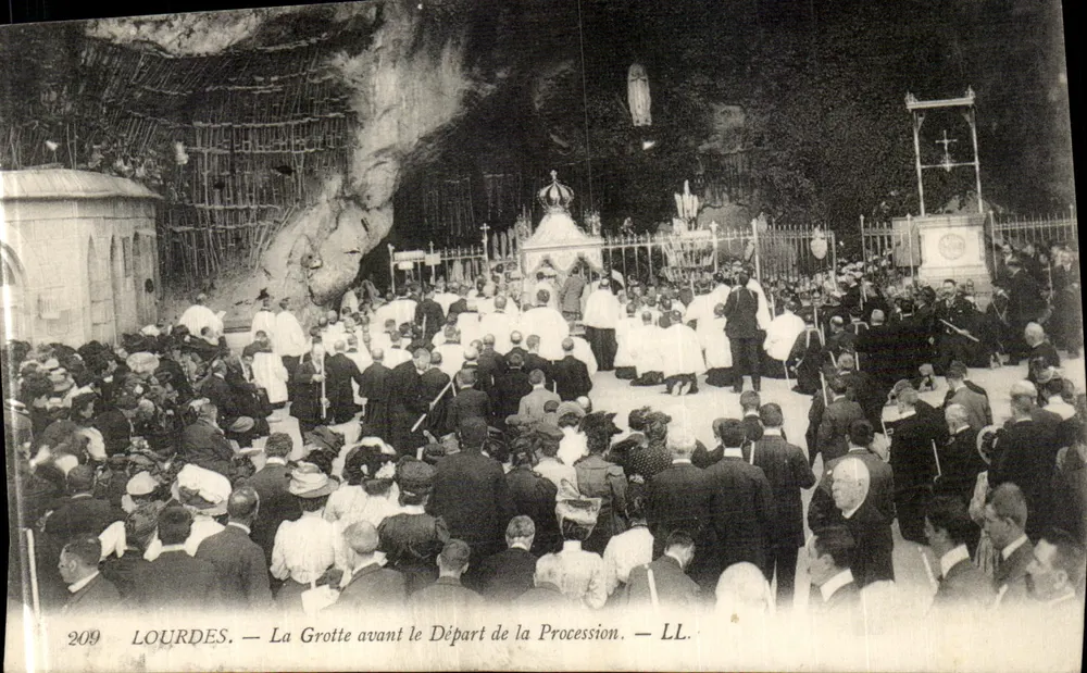 LOURDES — Ansicht der Grotte vor dem Abgang der Prozession — LL. — Nr. 209 - Vorderseite