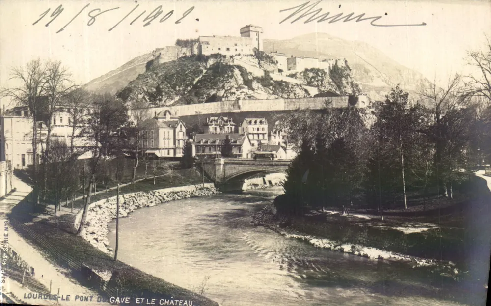 Lourdes — Die Brücke des Gave und das Schloss — Ausblick auf die Stadt und das Schloss über den Gave — Verleger Minini, Seriennummer nicht sichtbar - Vorderseite