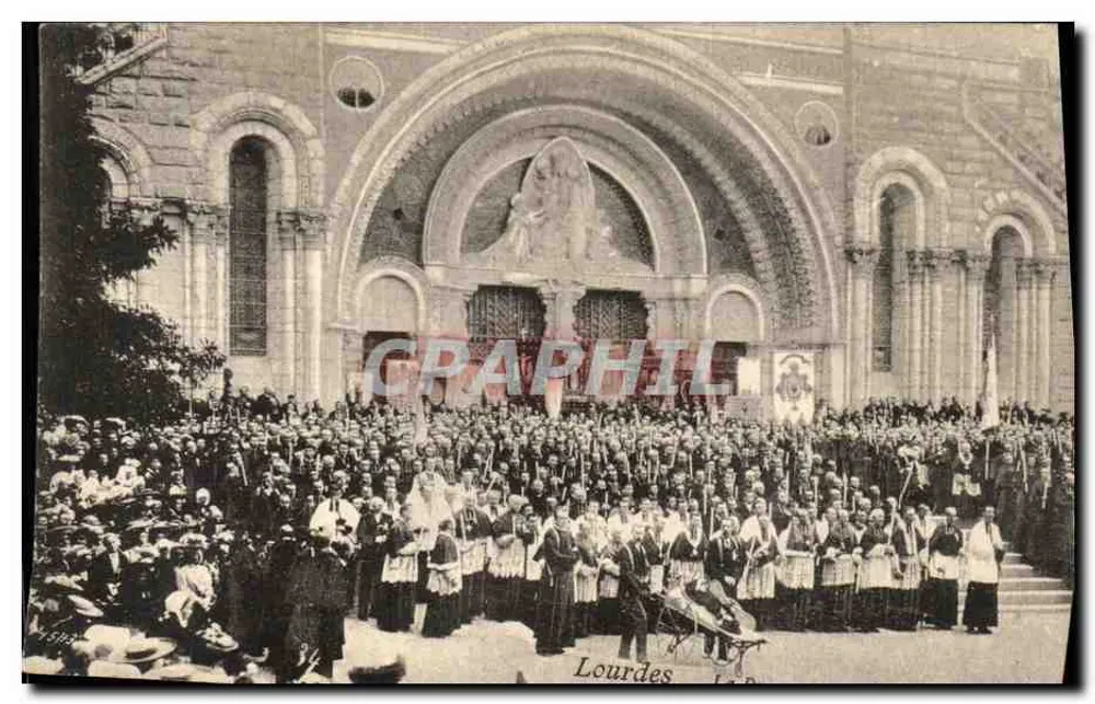 Lourdes — Pelerinagem diante da basílica — editor L.P. - Frente