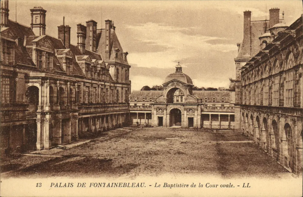 Schloss Fontainebleau — Der Taufbau der Ovalen Hof — LL - Vorderseite