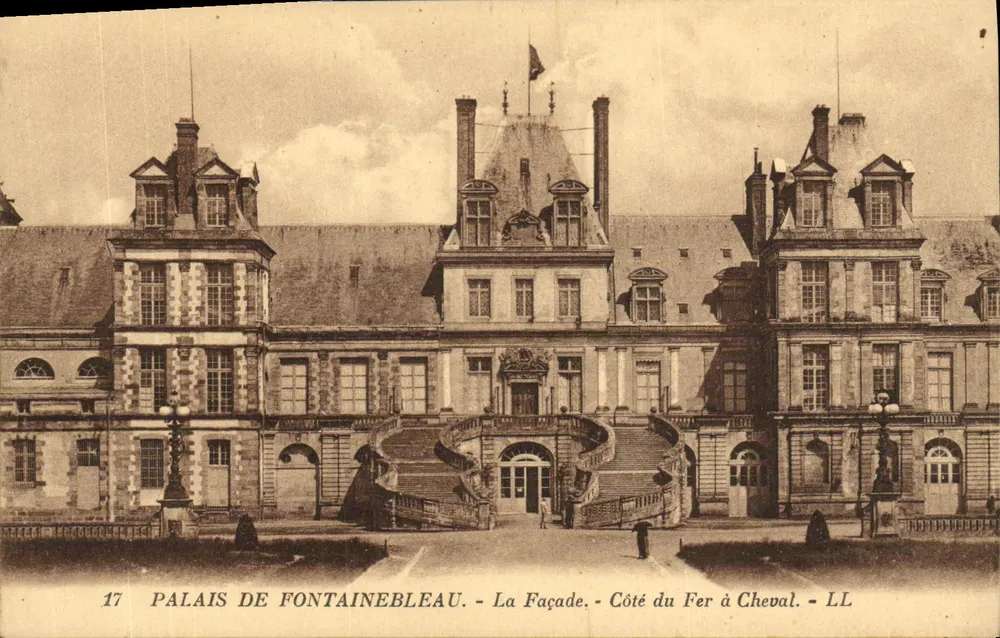 Schloss Fontainebleau — Fassade — Seite des Eisenpferds — LL - Vorderseite