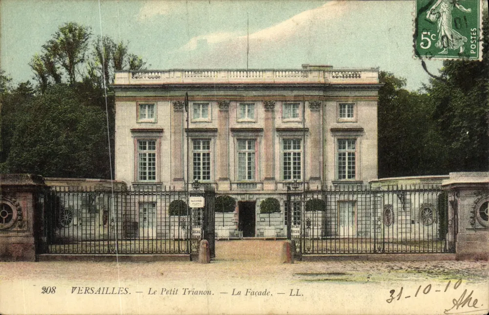 Versailles — O Petit Trianon — A Fachada — LL. n°208 - Frente