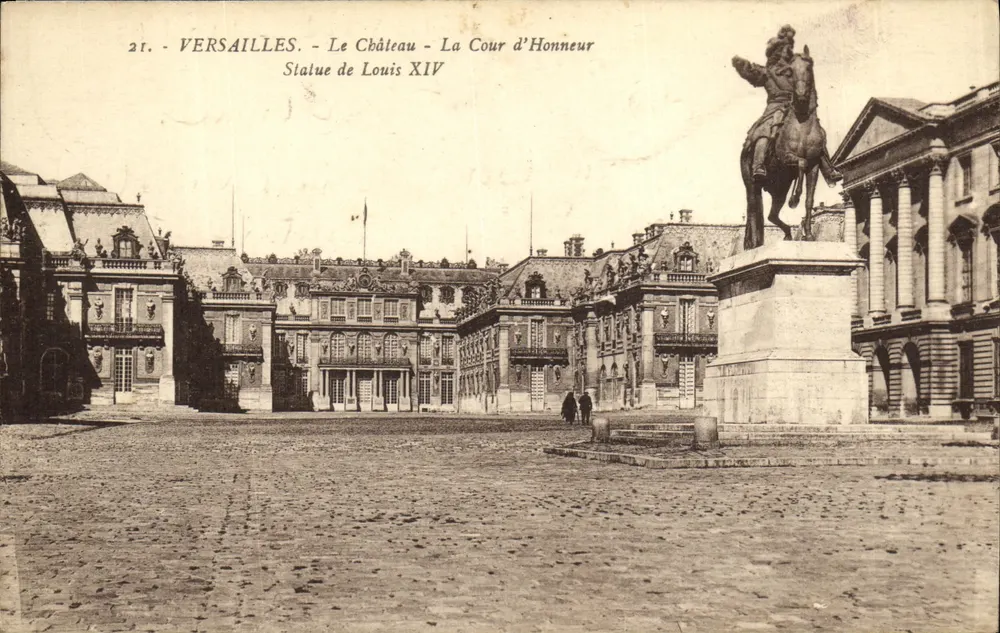 Versailles — Das Schloss — Die Cour d'Honneur — Statue von Ludwig XIV - Vorderseite