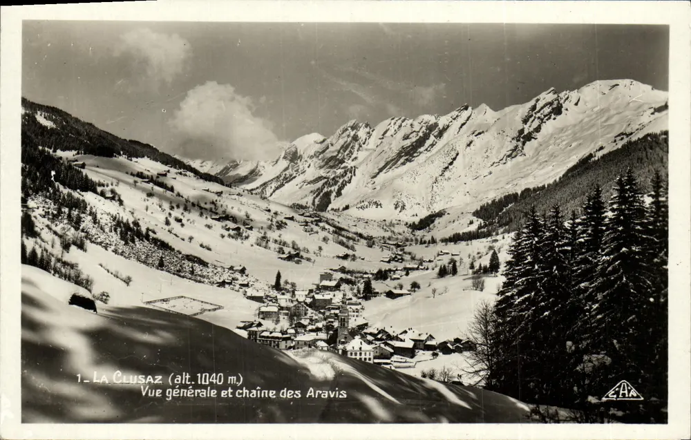 La Clusaz (alt. 1040 m) — Allgemeiner Blick und Aravis-Kette — Verlag E.A. (Nr. 1) - Vorderseite