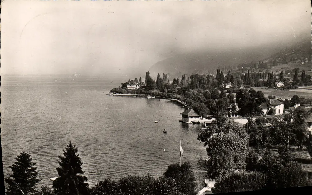 Lago de Annecy — Bordas do Lago em Menthon — Edições do Globo, Reprod. interlitt. - Frente
