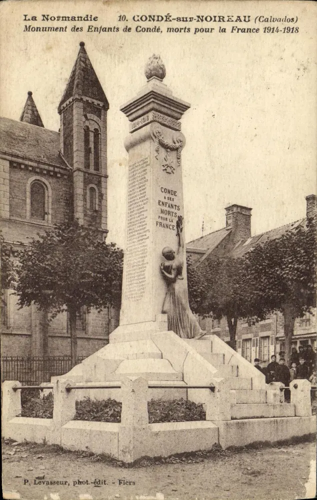 Condé-sur-Noireau (Calvados) — Denkmal für die Kinder, die für Frankreich gestorben sind 1914-1918 — P. Levasseur, phot.-édit. Fiers - Vorderseite