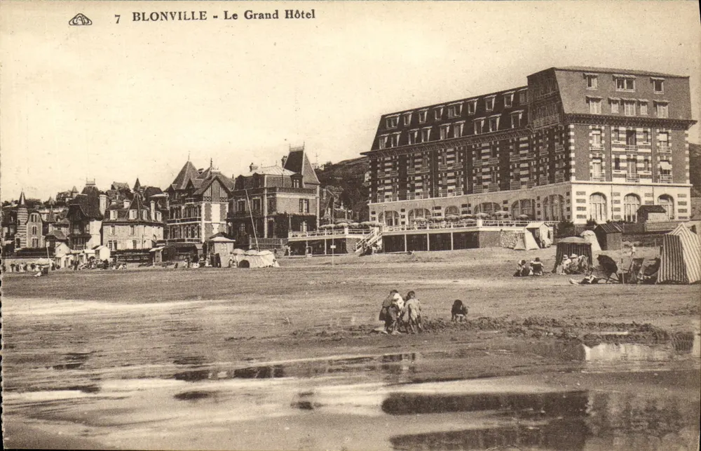 Blonville - O Grand Hôtel — vista da praia e do edifício principal - Frente