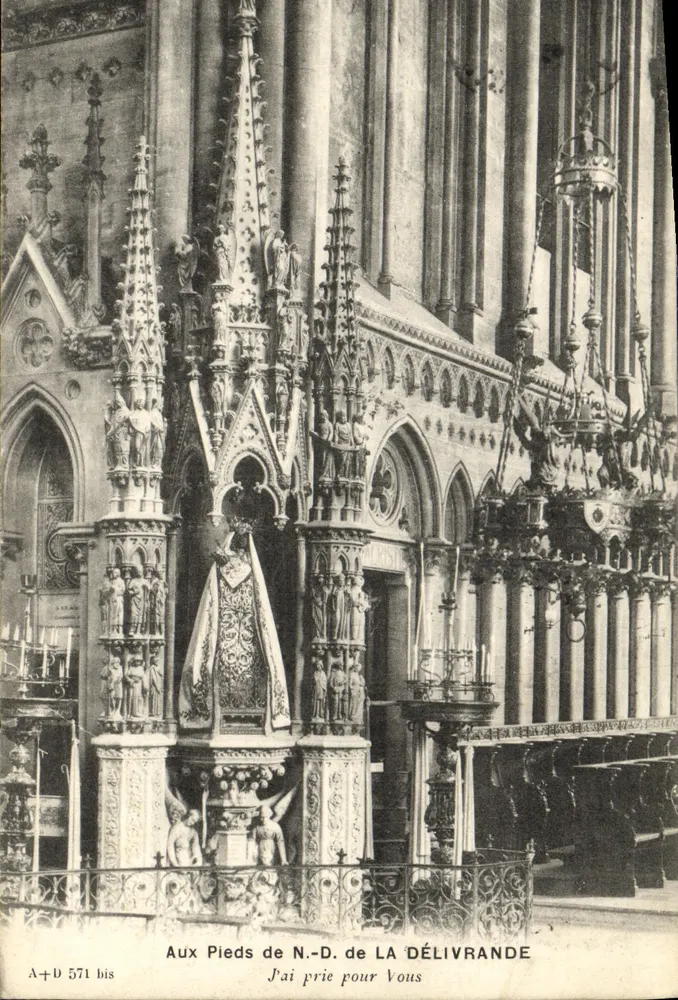 Interior da catedral Notre-Dame de Délivrande — Altar e detalhes góticos — A+D 571 bis - Frente