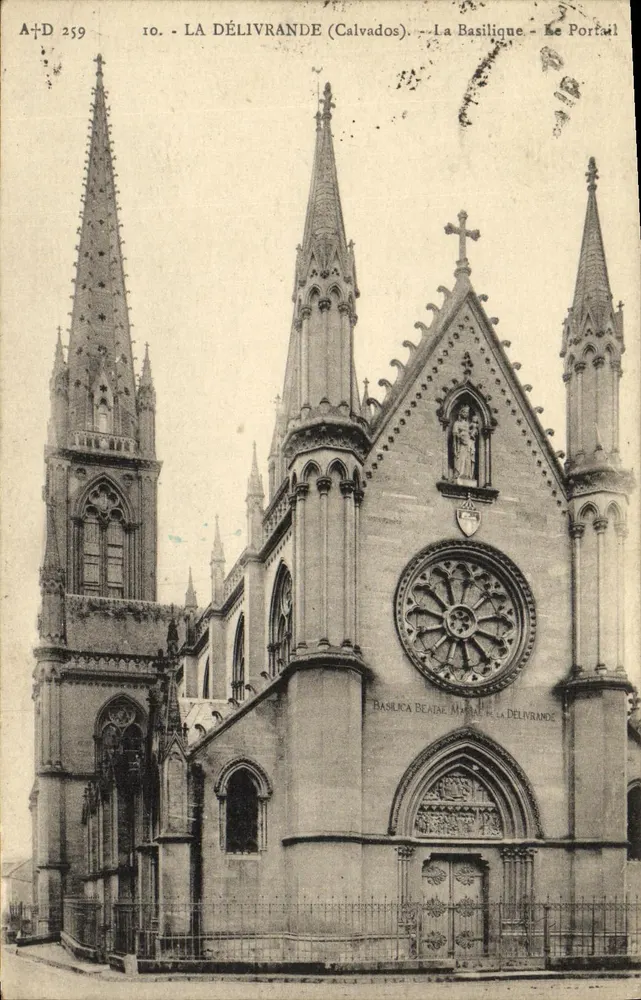 La Délivrande (Calvados) — A Basílica — O Portal - Frente