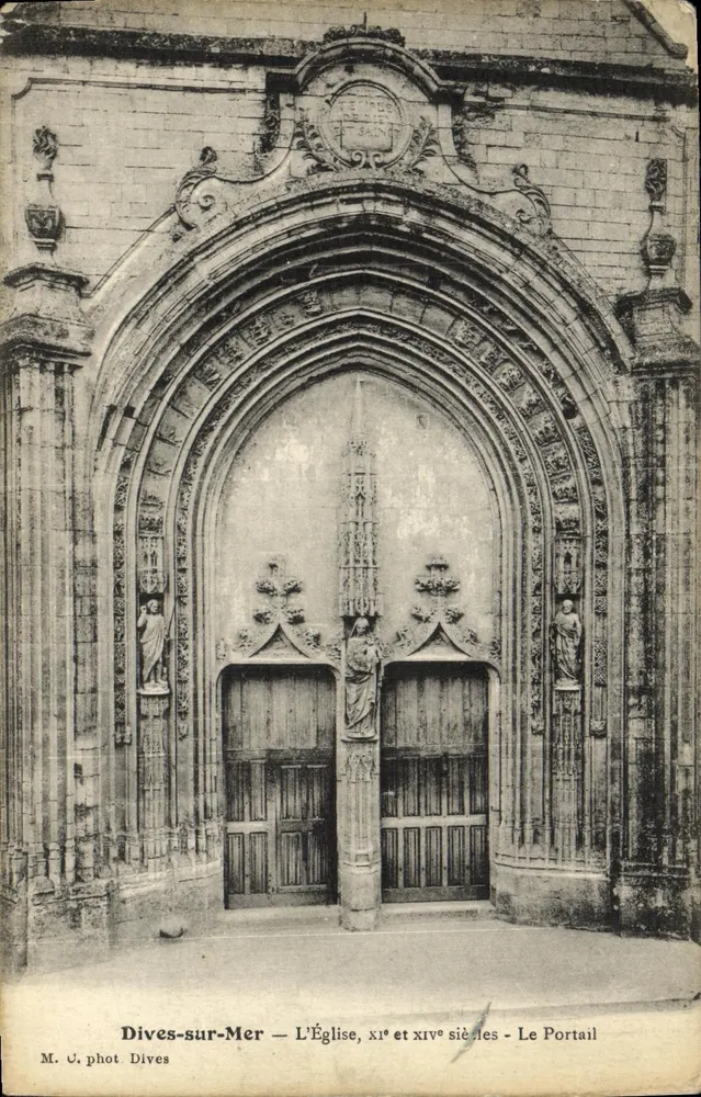 Dives-sur-Mer — Die Kirche, 11. und 14. Jahrhundert — Der Portal — M. U. Foto Dives - Vorderseite