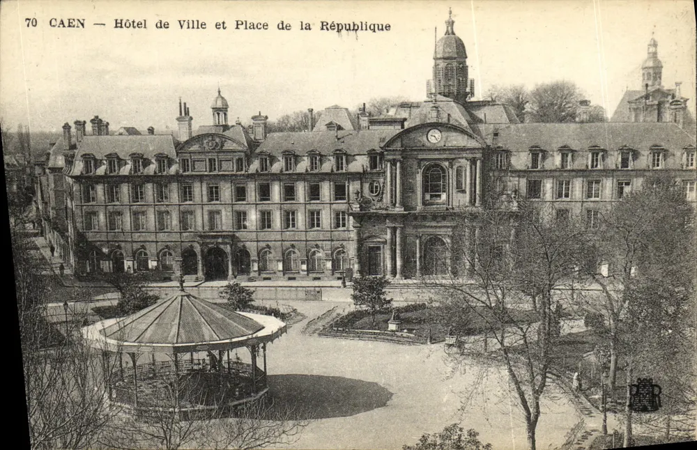 CAEN — Rathaus und Place de la République — Verleger: Post Office Press - Vorderseite