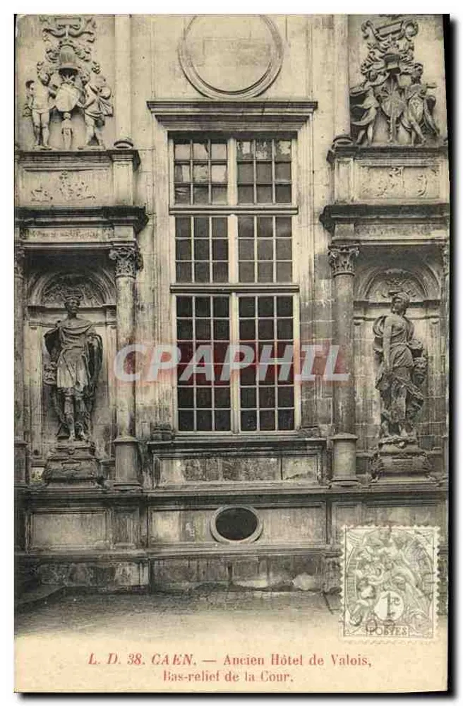 Caen — Ehemaliges Hotel de Valois, Relief der Hofstelle - Vorderseite