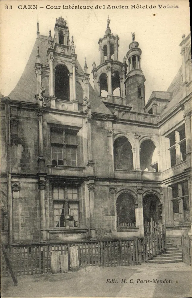Caen — Innenhof des Ancien Hôtel de Valois — Edit. M. C. Paris-Meudon - Vorderseite