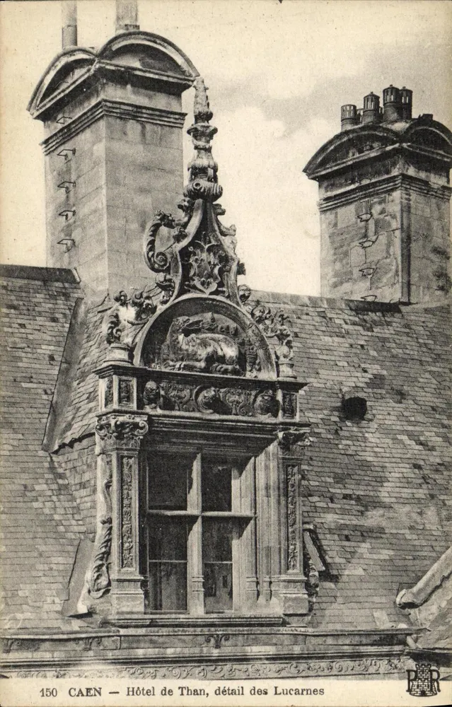 Caen — Hotel de Than, Detail der Schleusenfenster - Vorderseite