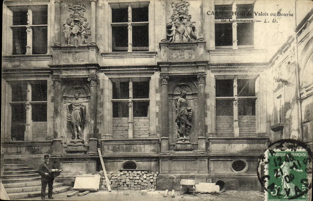 Caen — Hotel de Valois ou Casa de Comércio — L. D. - Frente
