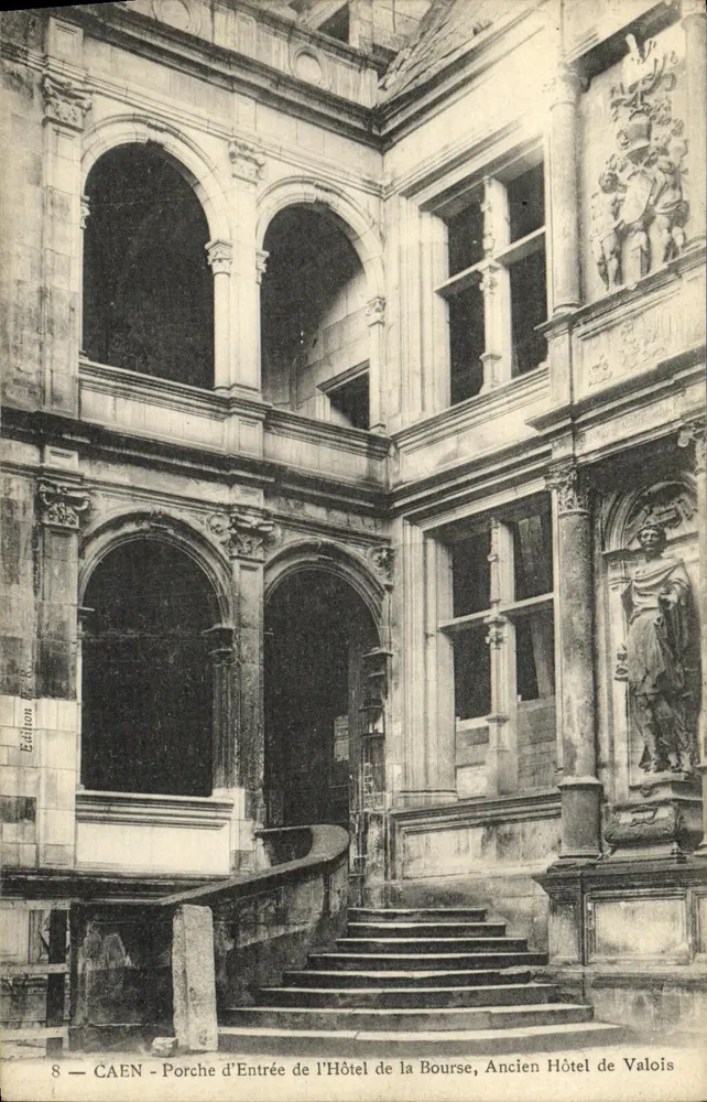 CAEN — Eingangspforte des Hotels de la Bourse, ehemaliges Hotel de Valois — Edition R. K. - Vorderseite