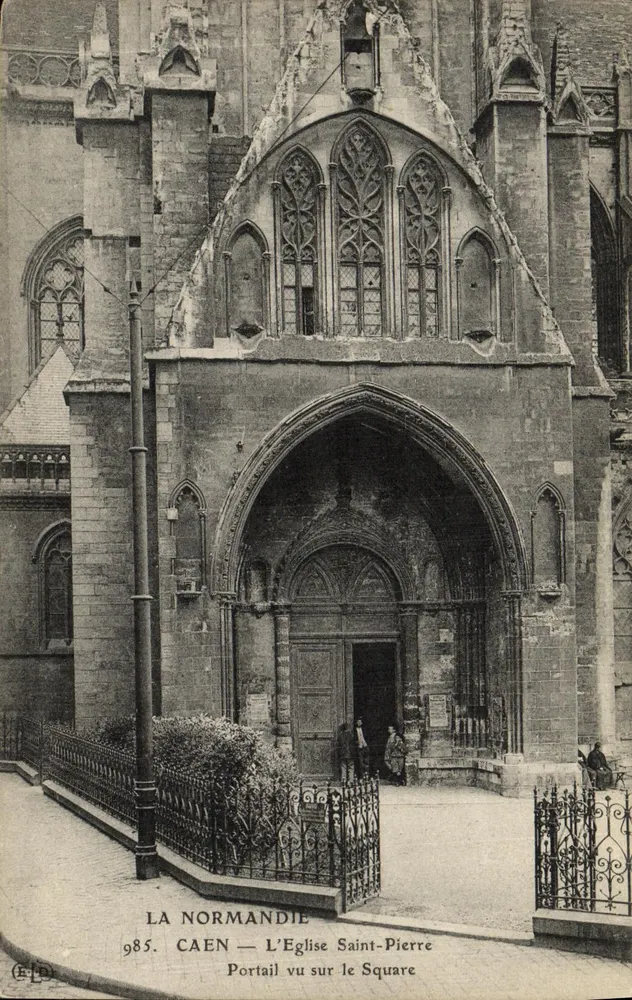 Caen — Blick auf die Kirche Saint-Pierre über den Square — Normandie, Nr. 985 - Vorderseite