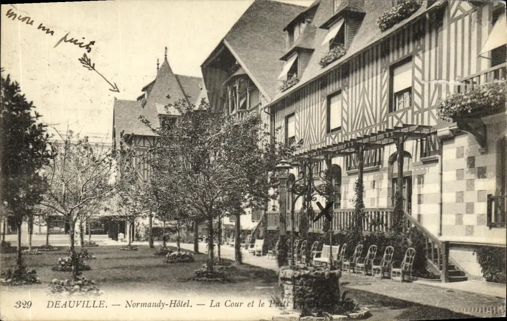 Deauville — Normandy-Hôtel — Der Innenhof und das Brunnenhaus - Vorderseite