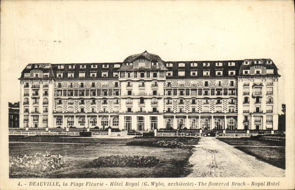 Deauville, die blühende Strandpromenade - Hotel Royal (G. Wybo, Architekt) - Vorderseite