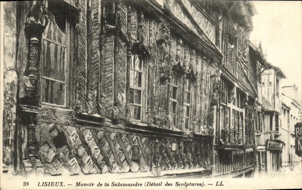 Lisieux — Schloss der Salamandre (Detail der Skulpturen) — LL - Vorderseite