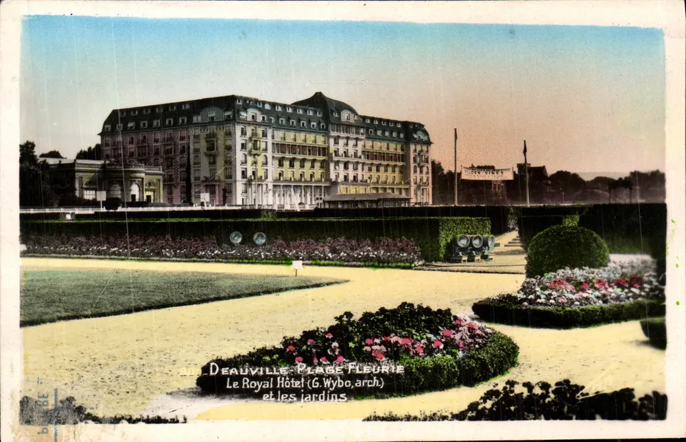 Deauville - Blütenplatz — Das Royal Hotel und die Gärten — (G. Wybo, arch.) - Vorderseite