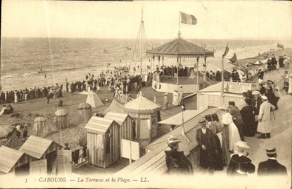 Cabourg — La Terrasse en de Strand — Fotografie Auguin — LL. - Voorkant