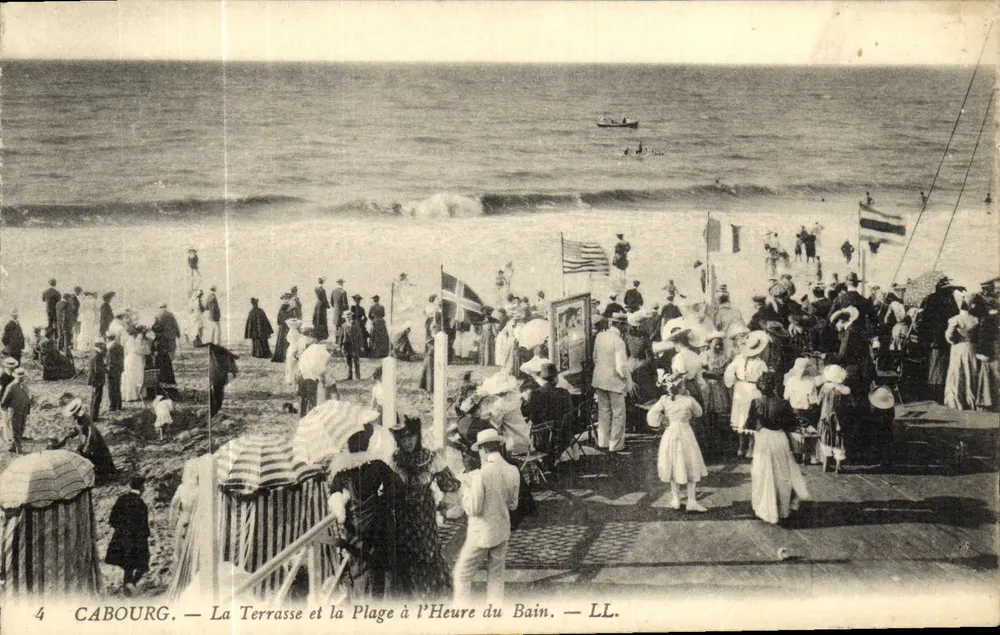 Cabourg — Die Terrasse und der Strand zur Badezeit — LL. n°4 - Vorderseite