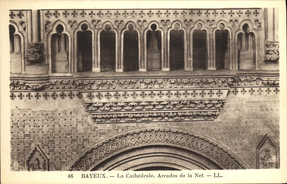 Bayeux — Die Kathedrale. Arcaden der Kirche — LL. - Vorderseite