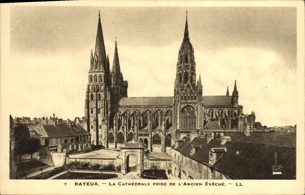 Bayeux — Die Kathedrale vom Alten Bischofspalast — LL - Vorderseite