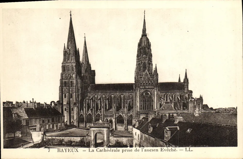 Bayeux — Die Kathedrale vom alten Bischofspalast aus — LL. - Vorderseite